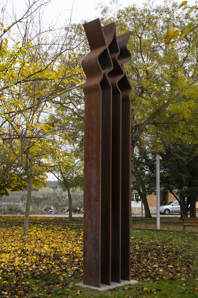 Imatge de l'escultura de la Senyera a la plaça Major