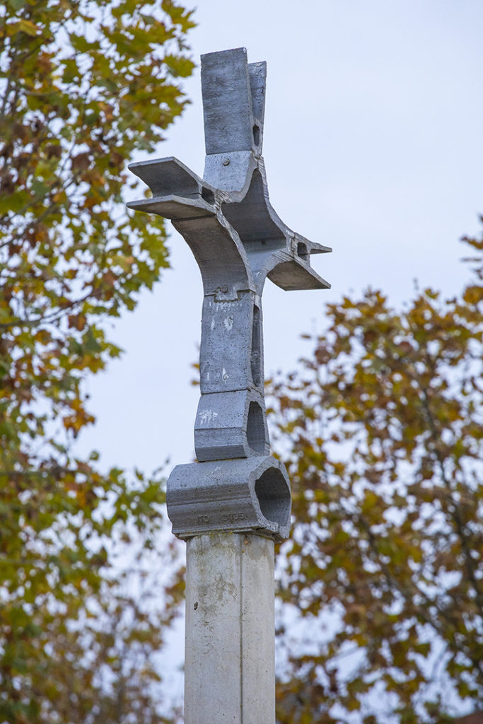 Imatge de l'escultura de la Creu de Terme a l'entrada del poble