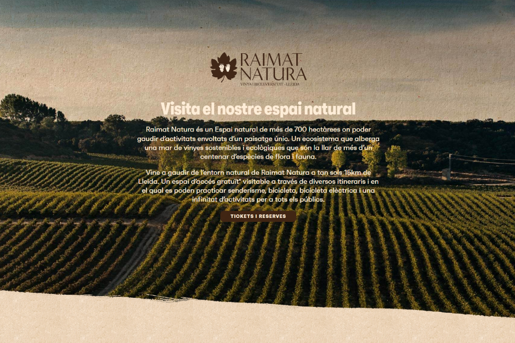 Imatge de la pàgina web de Natura raimat on es pot veure un camp conreat (vinya) amb arbres de fons