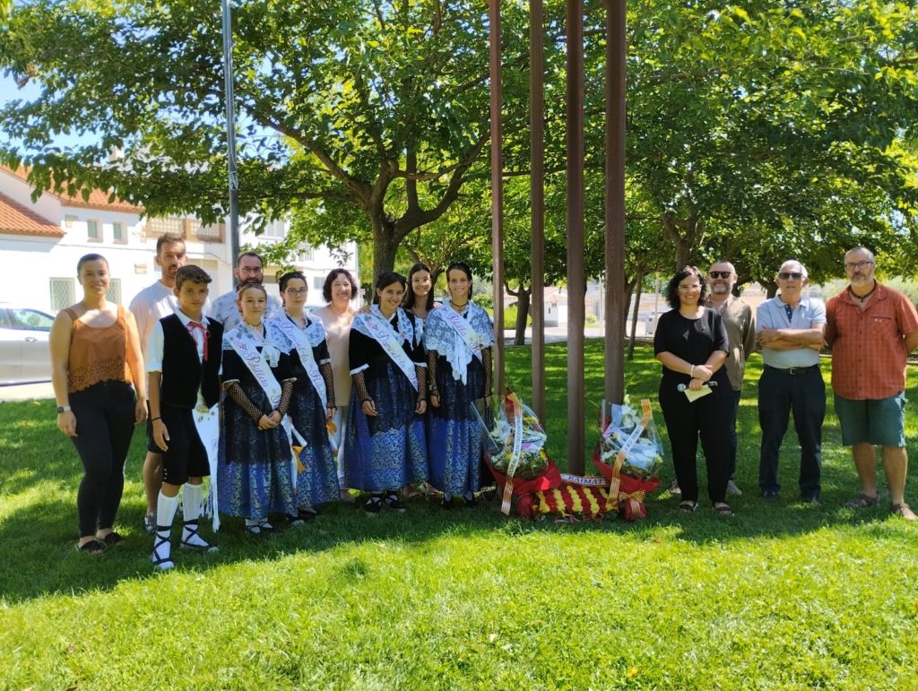 Imatge de tots els participants en la ofrena floral, s'hi poden veure pubilles, un hereu i diferents homes i dones.