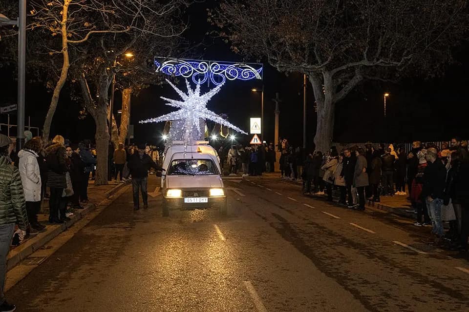 Imatge d'un cotxe portant l'estrella de Nadal